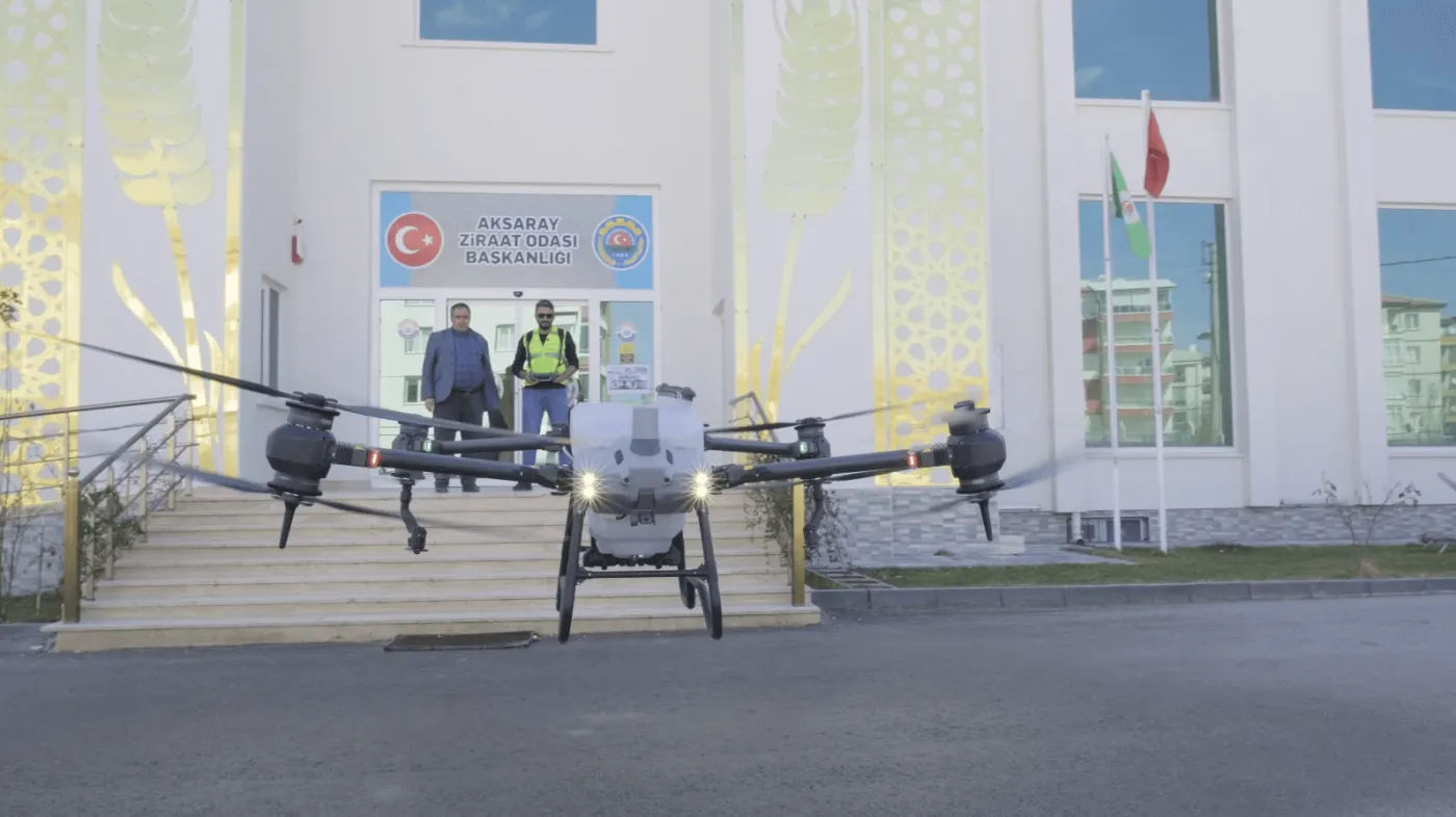 Drone Agras μπροστά από το κτίριο του Γεωργικού Επιμελητηρίου