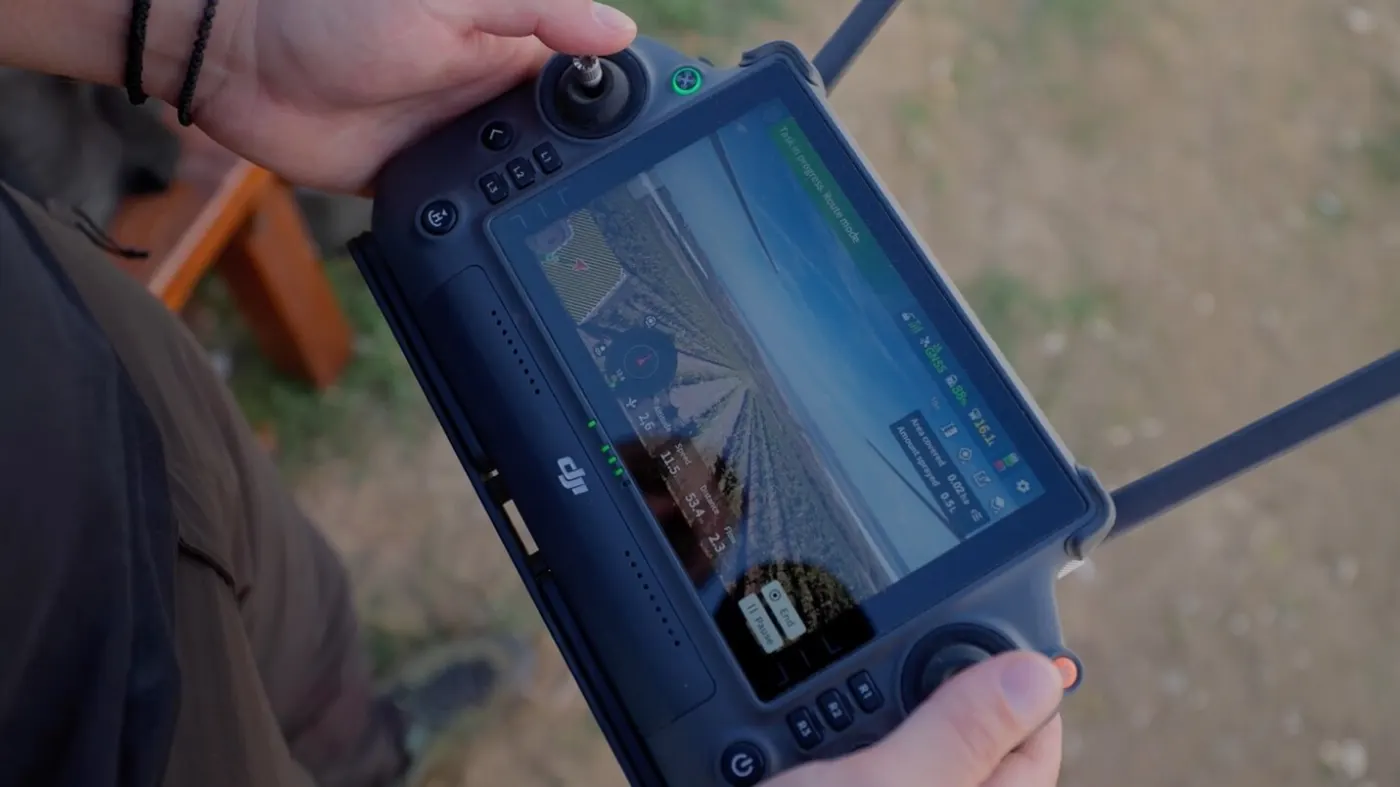 Χειριστήριο drone με τη διαδρομή του ψεκασμού στην οθόνη