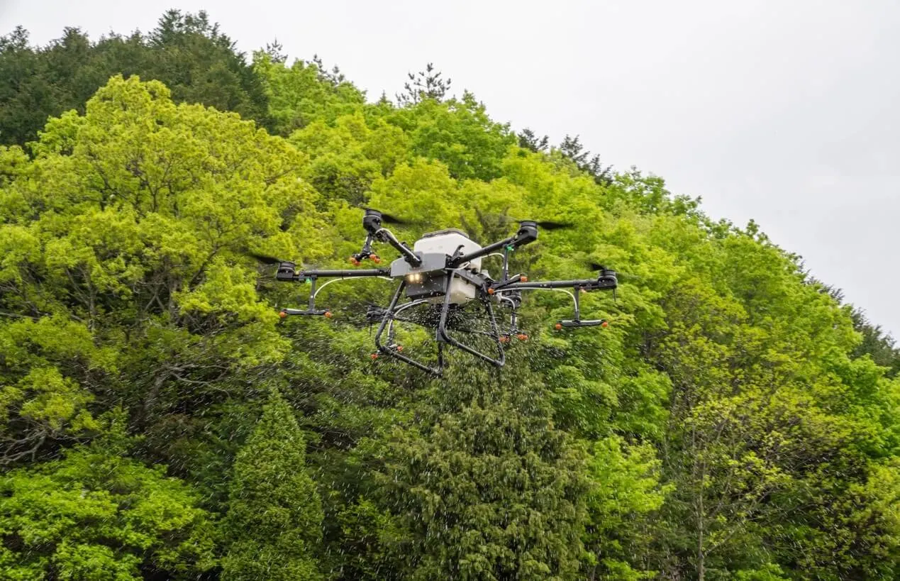 Drone Agras ανάμεσα σε δέντρα, σε πτήση